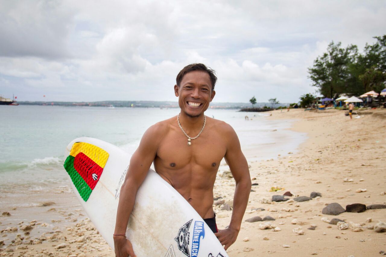 バリ島サーフガイドの有名人キナ